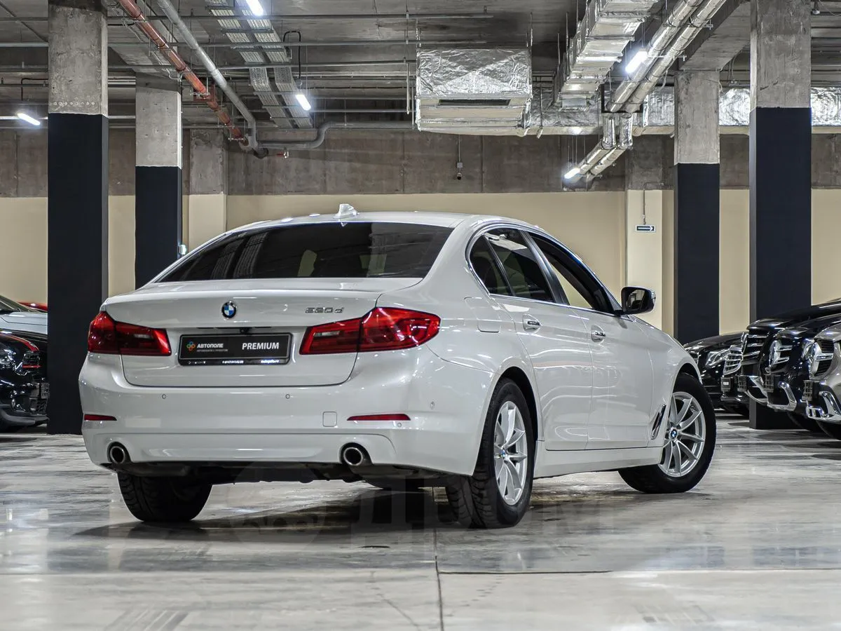 BMW 5-Series Image 4